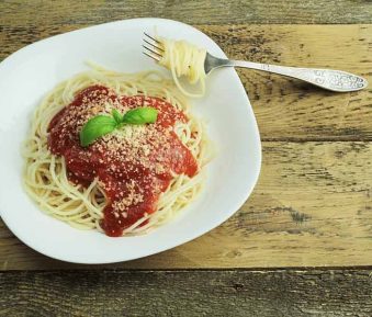 Spaghetti met tomaten-paprikasaus