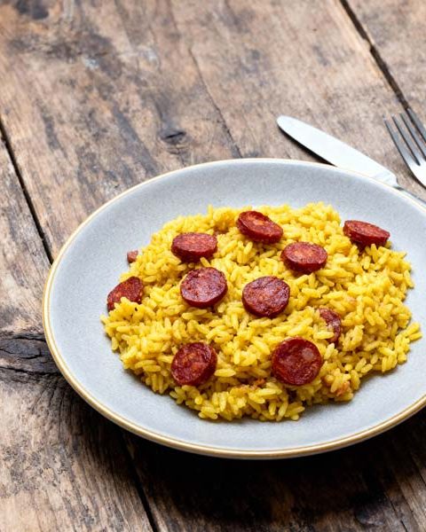 Gele rijst met chorizo