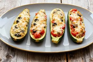Gevulde courgette met kaas en tomaten