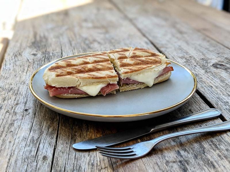 Panini met mozzarella en serranoham