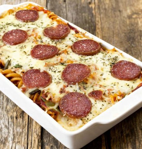 Pasta ovenschotel met groenten en salami