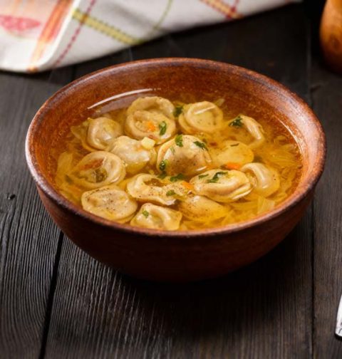 Uiensoep met tortellini