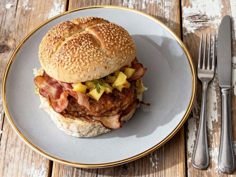 Baconburger met ananassalsa