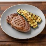 Gevulde ananas met mangosaus