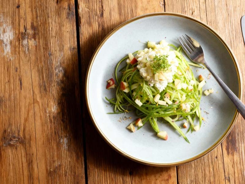Komkommerspaghetti met appel en aardappelsalade