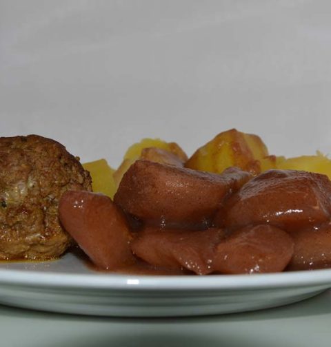 Stoofpeertjes met gekookte aardappelen en een gehaktbal