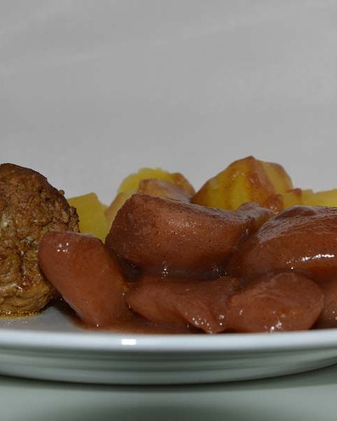 Stoofpeertjes met gekookte aardappelen en een gehaktbal