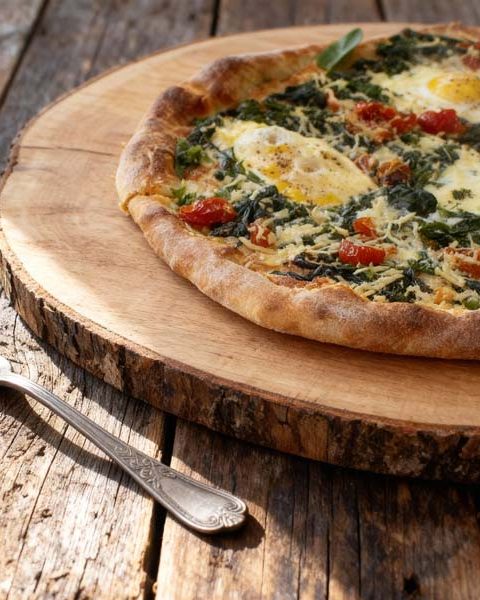 Pizza met ei en spinazie