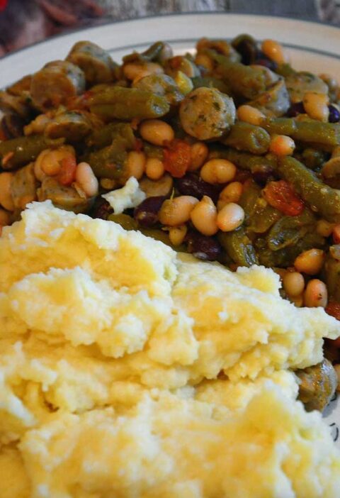 Aardappelpuree met 3 bonen ovenschotel op een ouderwets bord.