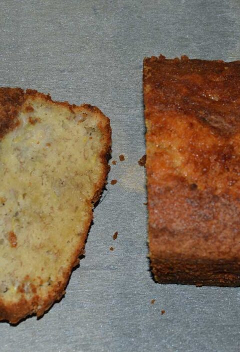 Een cake met speculaas en 2 plakjes op een dienblad.