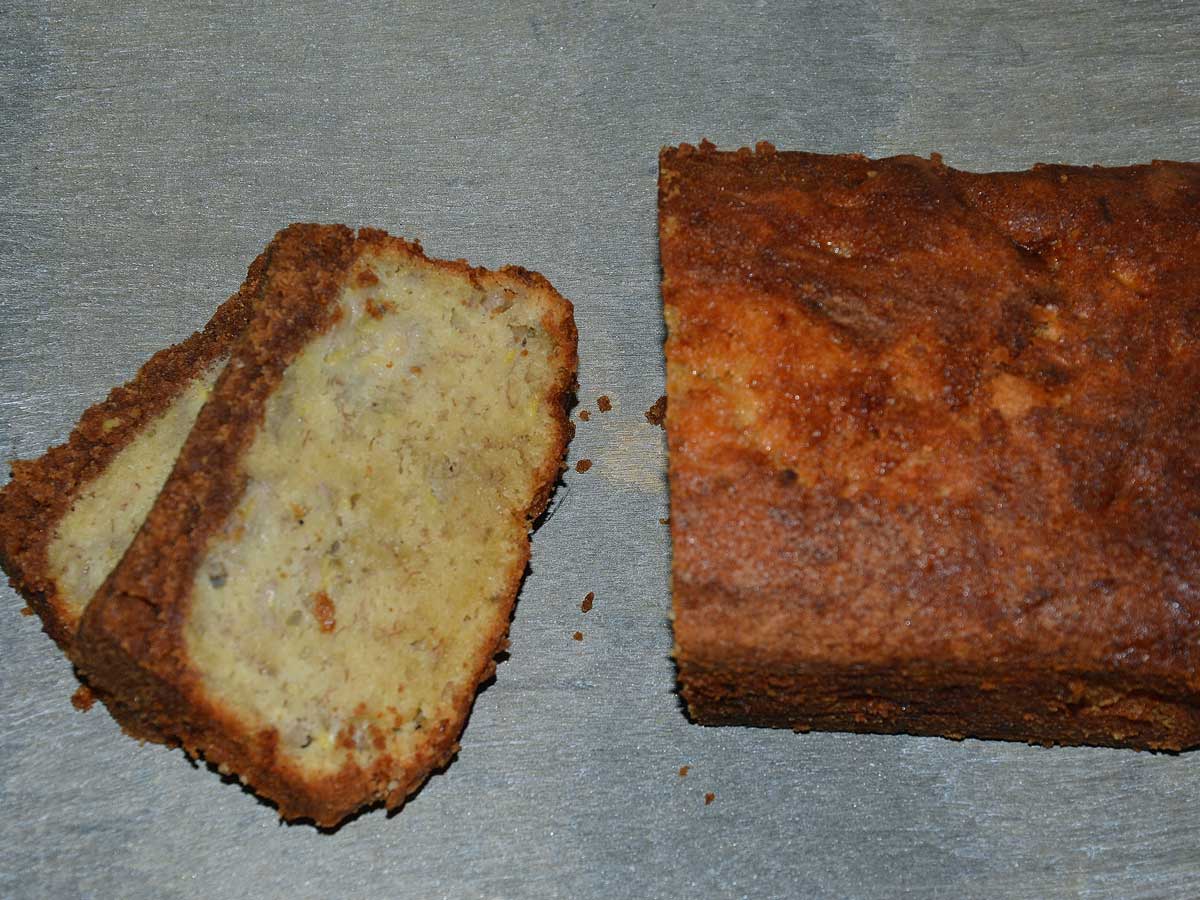 Een cake met speculaas en 2 plakjes op een dienblad.