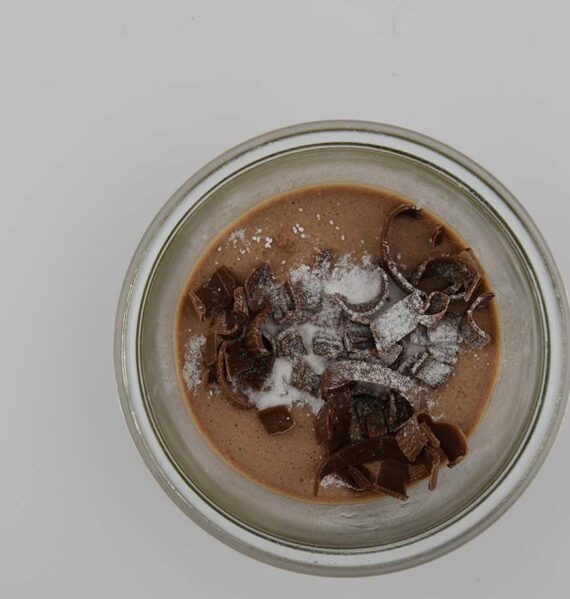 Een glazen schaaltje met chocolademousse, gemaakt met ei.