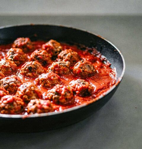 Een koekenpan vol met Italiaanse gehaktballetjes.