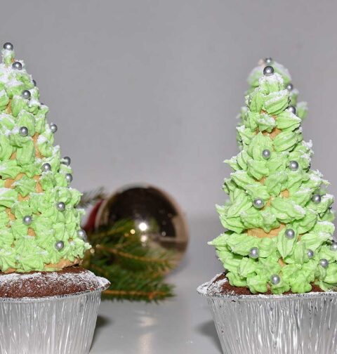 2 Cupcakes versierd met een kerstboom.