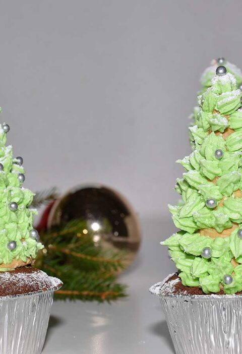 2 Cupcakes versierd met een kerstboom.