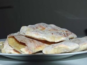 3 Naanbroden op een wit bord.