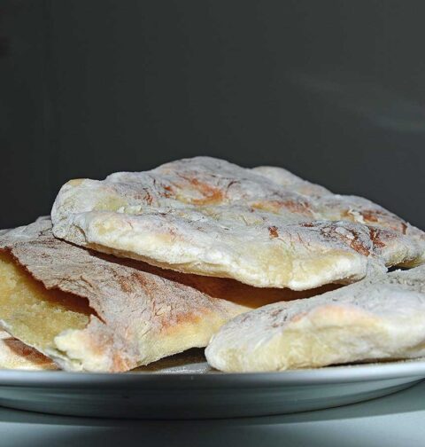 3 Naanbroden op een wit bord.