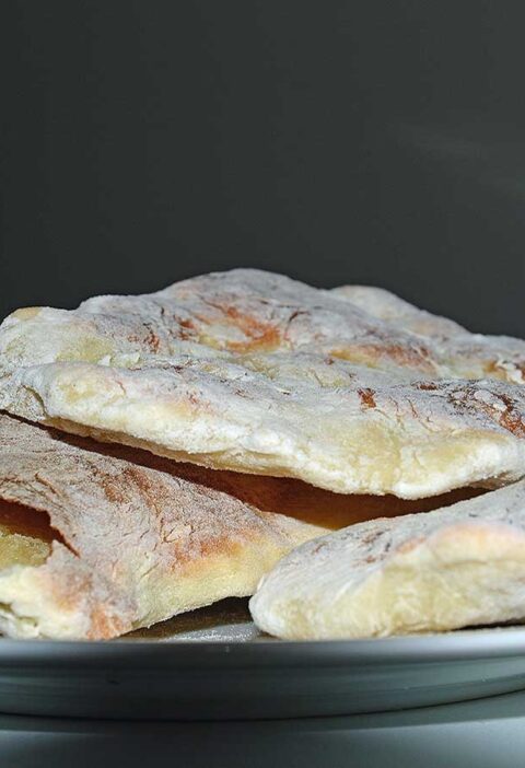 3 Naanbroden op een wit bord.