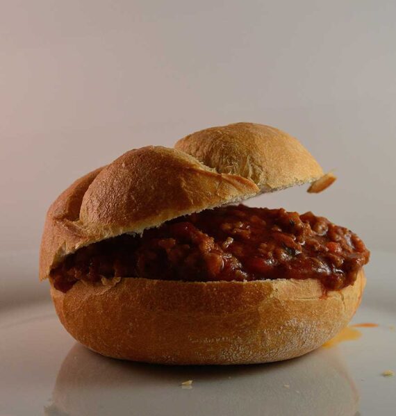 Een Sloppy Joe op een wit bordje.