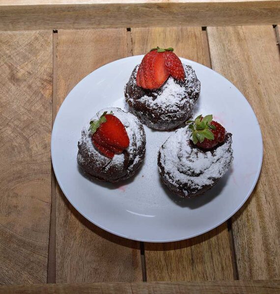 3 snelle chocoladetaartjes op een wit bord.