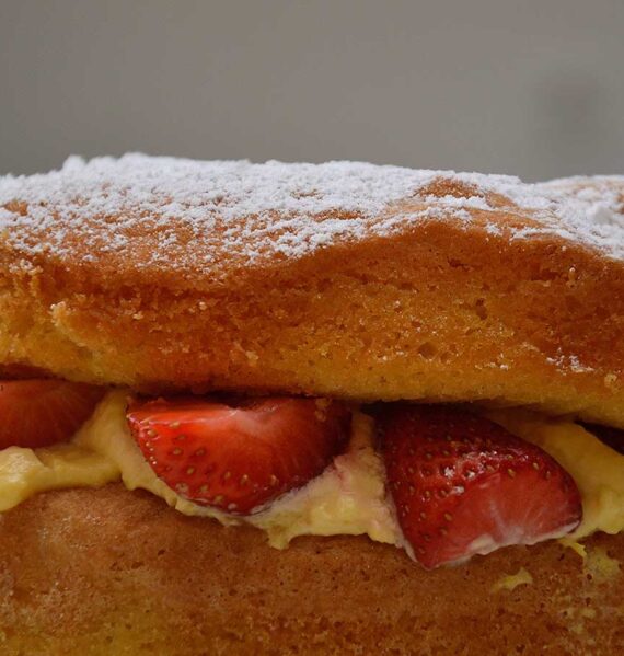 Een closeup van een Sponge cake met aardbeien.