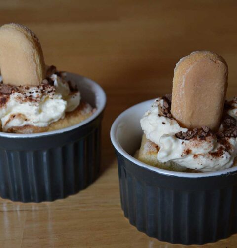 twee kleine bakjes met daarin Tiramisu zonder alcohol.