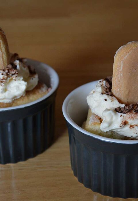 twee kleine bakjes met daarin Tiramisu zonder alcohol.