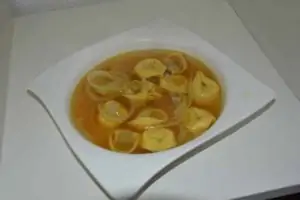 Uiensoep met tortellini