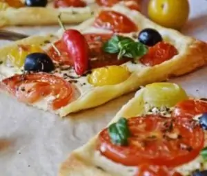 Bladerdeegtaart met kaas en tomaat