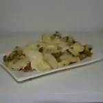 Gevulde courgette met kaas en tomaten