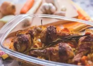 Kip in spek met gebakken aardappelen