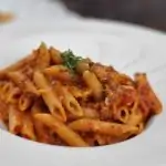 Kip in spek met gebakken aardappelen