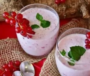 Yoghurtshake met rode vruchten