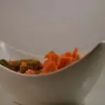 Bladerdeegtaart met kaas en tomaat