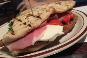 Panini met mozzarella en serranoham