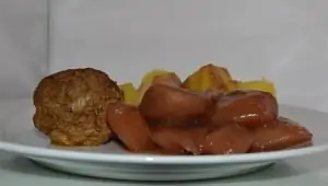 Stoofpeertjes met gekookte aardappelen en een gehaktbal