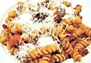 Fusilli met groentesaus en ham