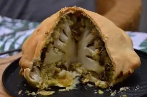 Hele bloemkool met pesto in Bladerdeeg