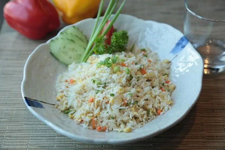 Gebakken rijst met groenten en omelet