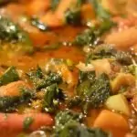 Gebakken aardappel met worst en spinazie schotel