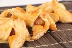 Kip kerrie bladerdeeghapjes