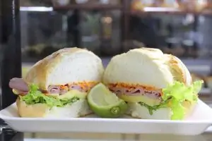 Broodje met kip, bacon, kaas en ei