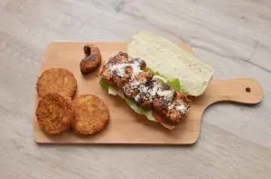 Pestobroodje met gekruide kip