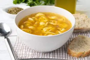 Uiensoep met tortellini