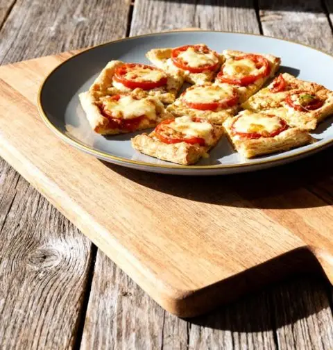 Bladerdeegtaart met kaas en tomaat