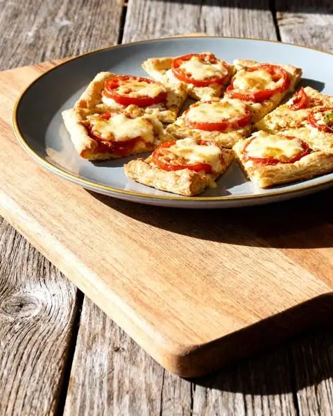 Bladerdeegtaart met kaas en tomaat