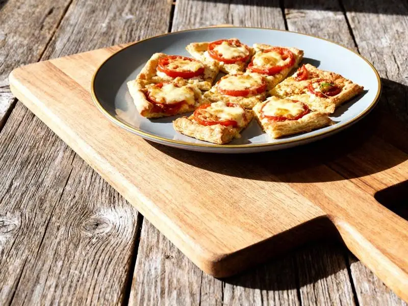 Bladerdeegtaart met kaas en tomaat