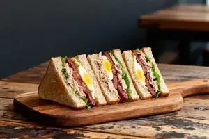 Clubsandwiches met tonijn, chorizo en ei