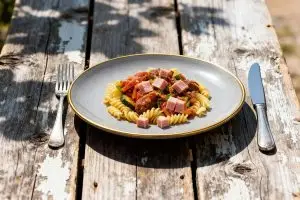 Fusilli met groentesaus en ham