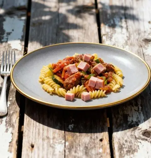 Fusilli met groentesaus en ham